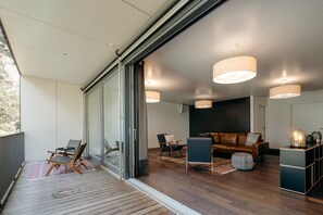 Suite estudio | Área de sala de estar | Televisión de pantalla plana de 32 pulgadas con canales por cable 