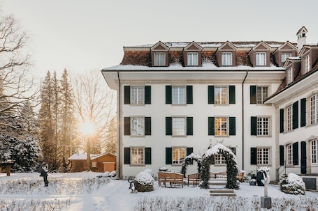 Fassade der Unterkunft. Schloss Huenigen