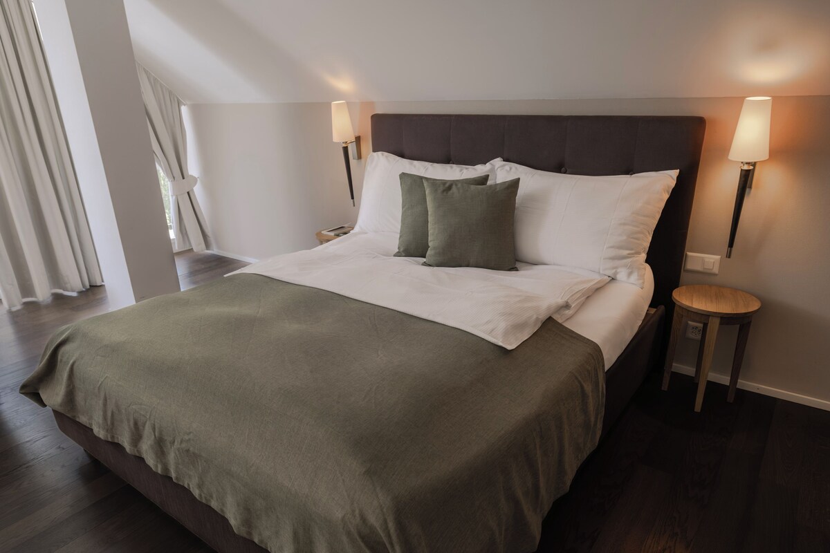Boutique Junior Suite | Premium bedding, in-room safe, blackout drapes