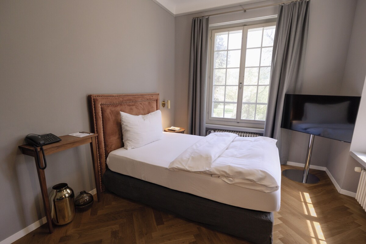 Single Room | Premium bedding, in-room safe, blackout drapes