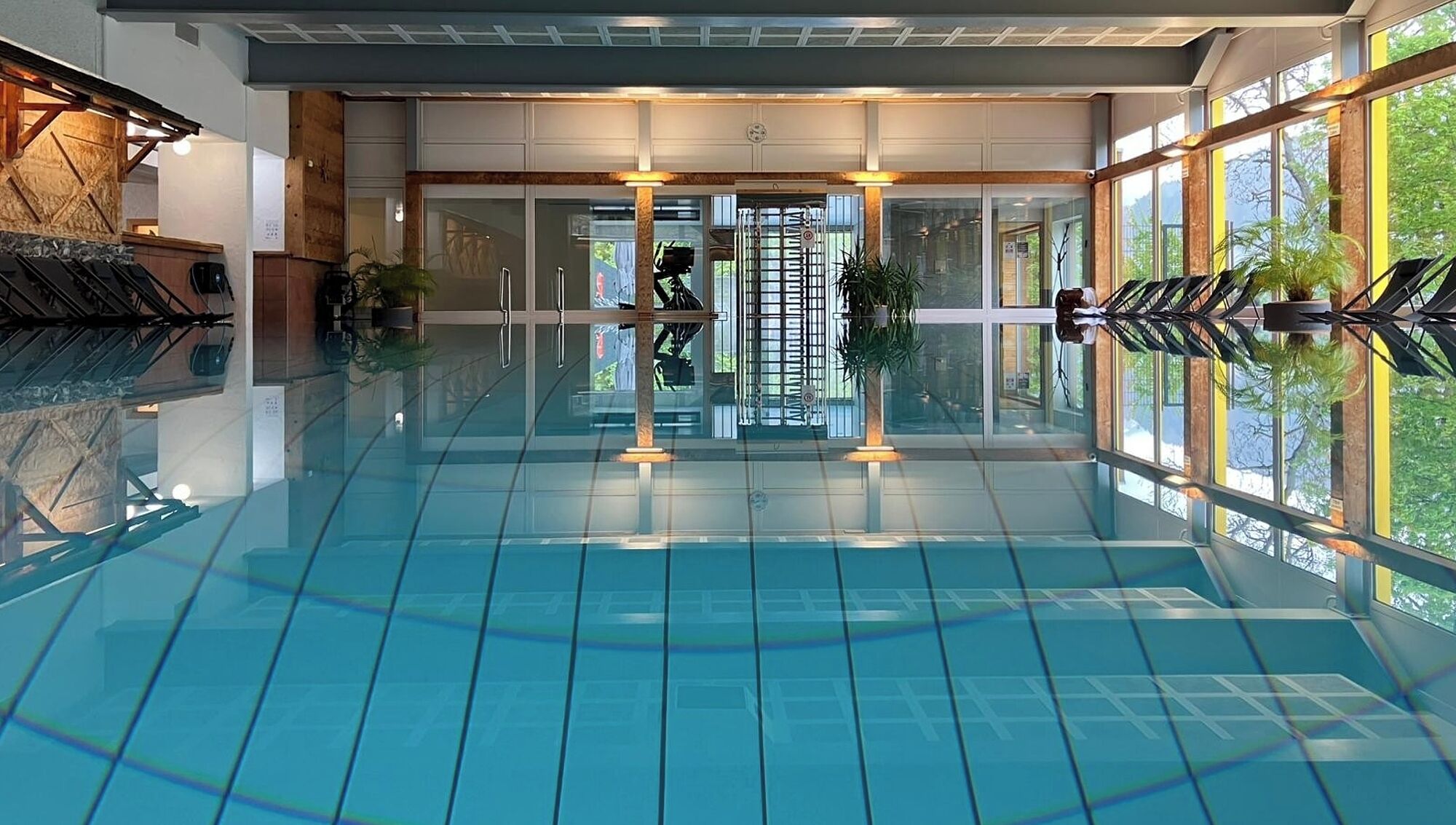 من حمّامات السباحة المغطاة، مقاعد للتشمس