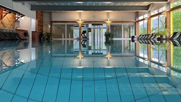 Kolam renang indoor, dengan kursi berjemur