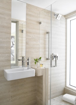 Shower, free toiletries, hair dryer, bathrobes at Grand Beach Hotel Surfside