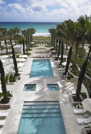 3 outdoor pools, pool umbrellas, pool loungers
