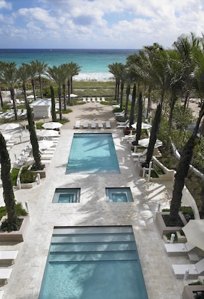 3 outdoor pools, pool umbrellas, pool loungers