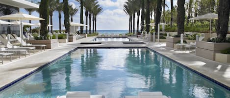 3 piscines extérieures, parasols de plage, chaises longues