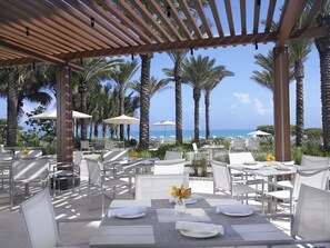 Se sirven desayunos, comidas y cocina internacional con vista a la playa