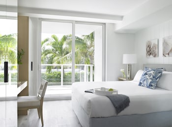 Egyptian cotton sheets, premium bedding, minibar, in-room safe at Grand Beach Hotel Surfside