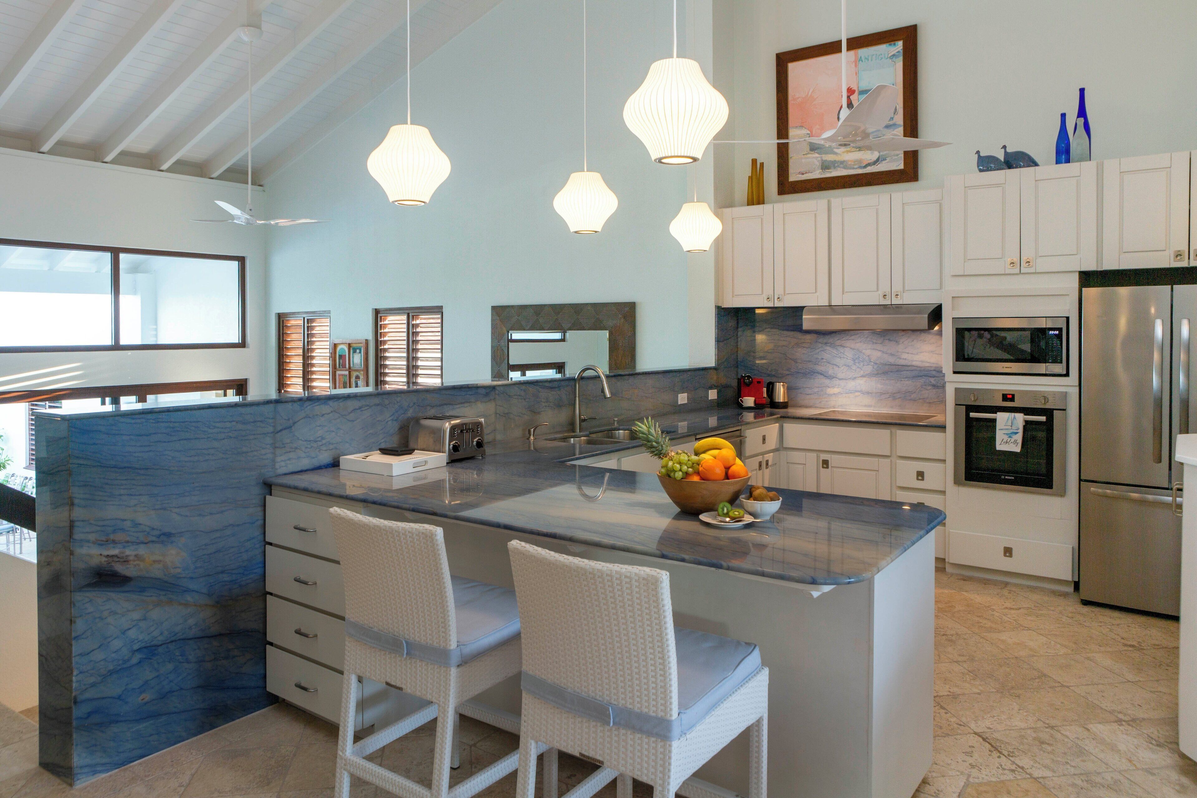 4 bars/lounges, een poolbar, een strandbar