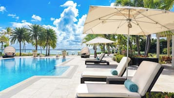 Chambre (Morning Glory) | Piscine | 3 piscines extérieures, cabanons gratuits, parasols de plage