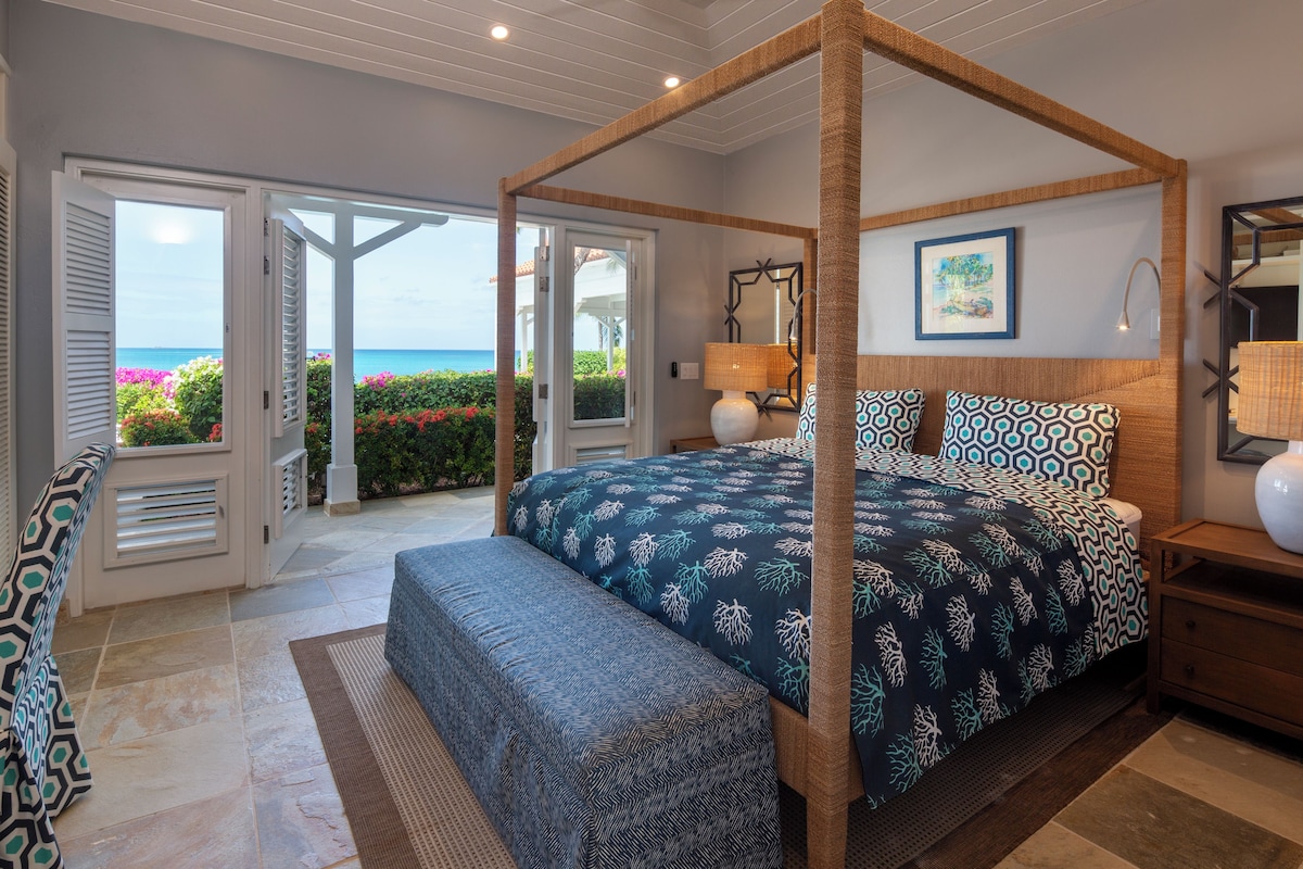 Room (Les Palmiers) | Minibar, in-room safe, blackout drapes, soundproofing