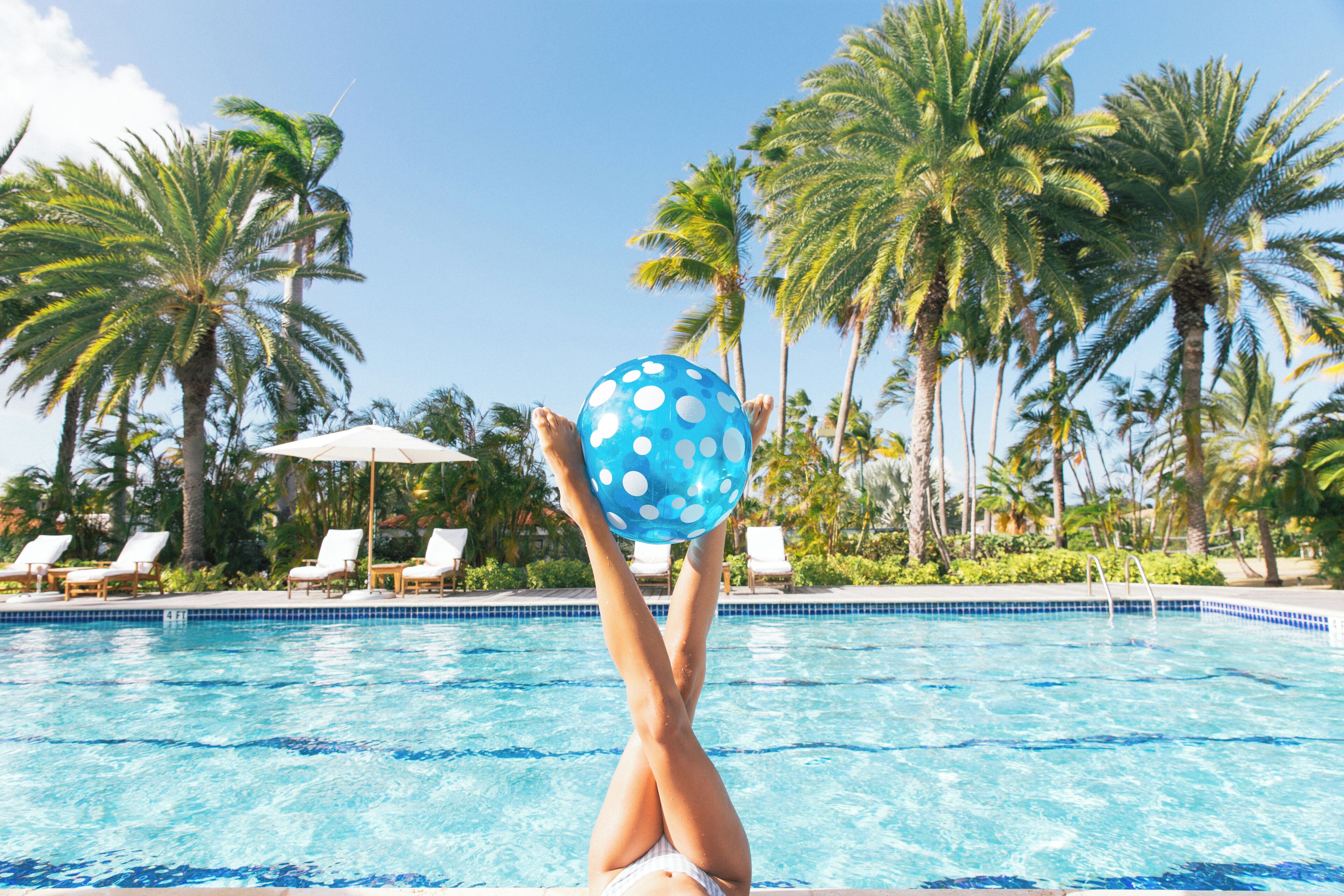 3 piscinas al aire libre, camas de piscina gratis, sombrillas