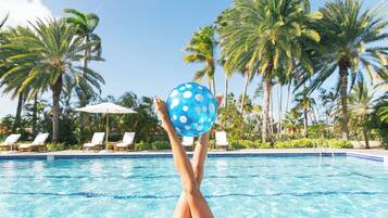 3 piscinas al aire libre, camas de piscina gratis, sombrillas
