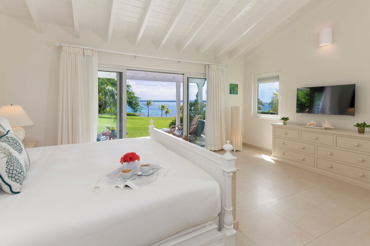 Room (Whispering Palms) | Minibar, in-room safe, blackout drapes, soundproofing