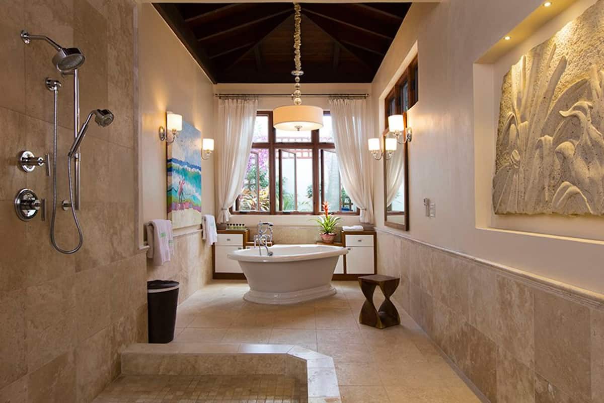 room, 3 bedrooms (hummingbird) | bathroom | shower, free toiletries, hair dryer, bathrobes