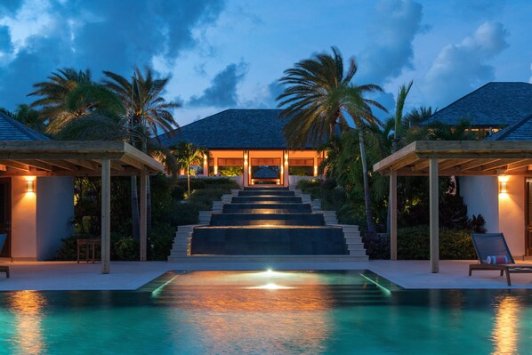 3 outdoor pools, free cabanas, pool umbrellas