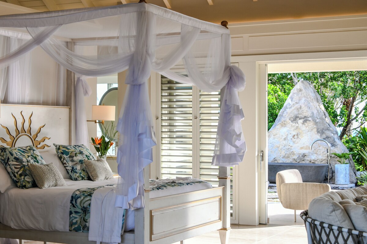 Room (Delphis) | Minibar, in-room safe, blackout drapes, soundproofing