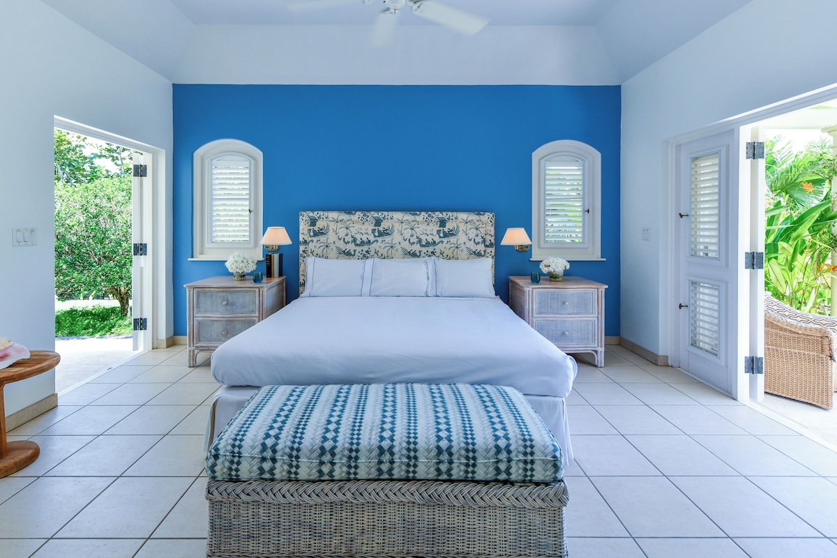 Room (Sunset Cove) | Minibar, in-room safe, blackout drapes, soundproofing