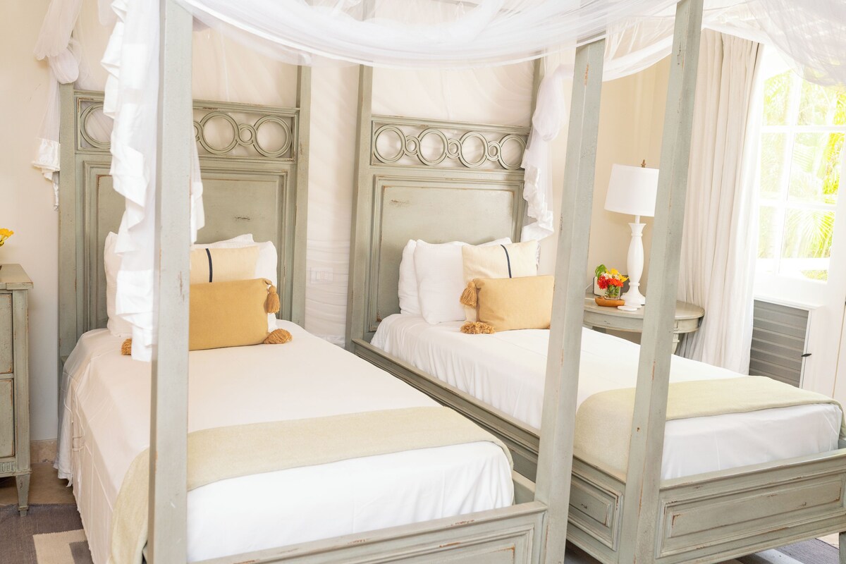 Room (Sea Breeze) | Minibar, in-room safe, blackout drapes, soundproofing