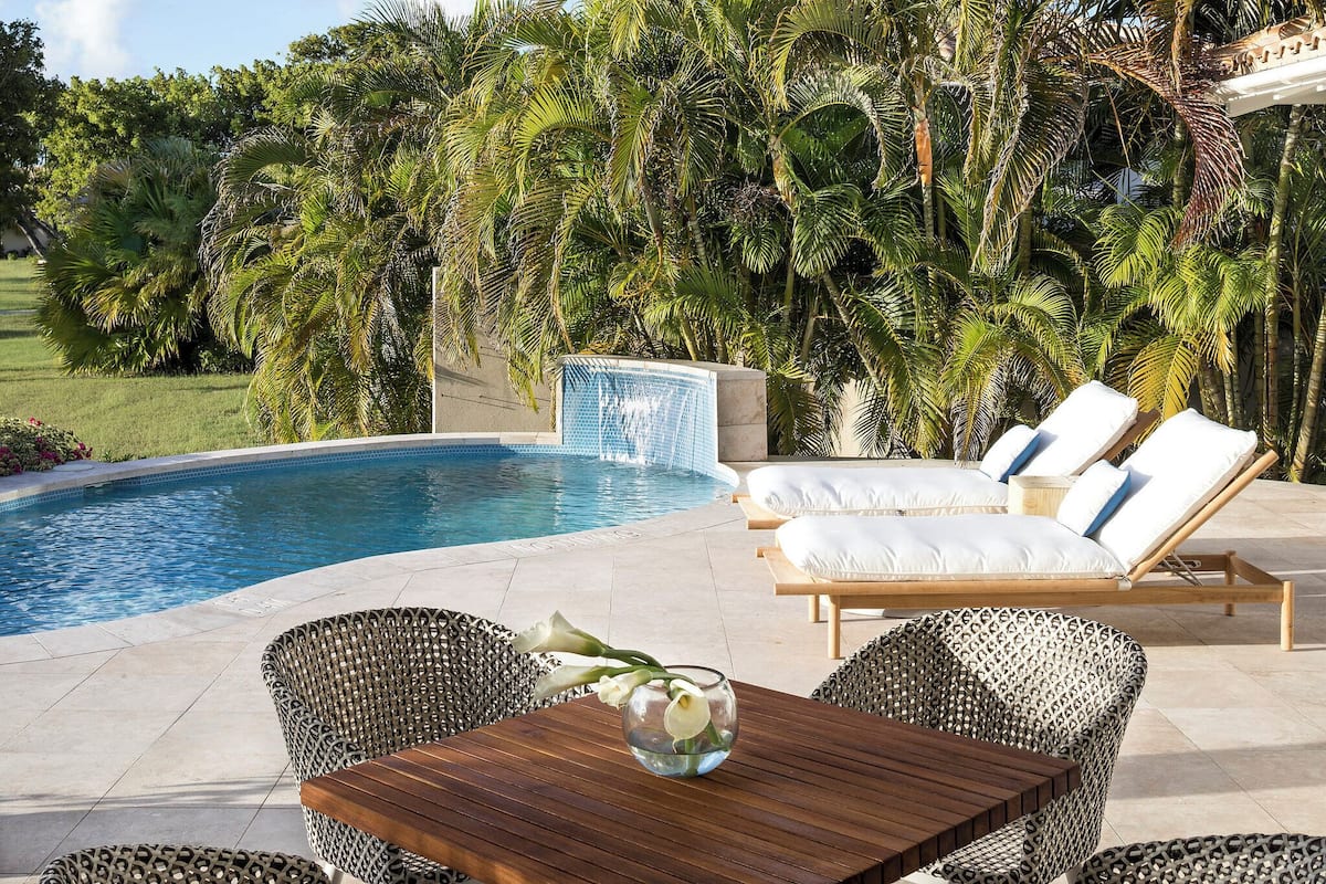 Pool Suite | Minibar, caja de seguridad en la habitación y decoración personalizada