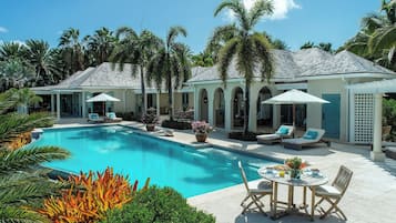 3 outdoor pools, free pool cabanas, pool umbrellas