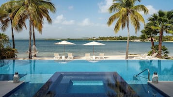 Zimmer, 3 Schlafzimmer (Blue Belle) | Infinity-Pool | 3 Außenpools, Cabañas (kostenlos), Sonnenschirme