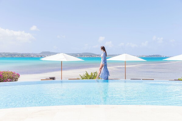 3 outdoor pools, free pool cabanas, pool umbrellas