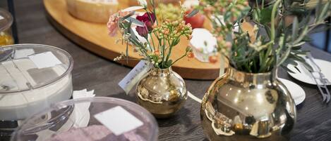 Una mesa con diferentes platos y jarrones decorativos.