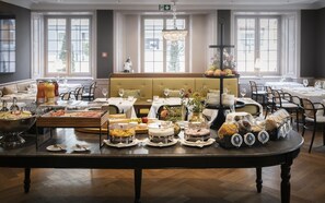 Petit déjeuner buffet servi tous les jours en supplément