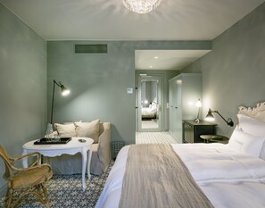 Minibaari, tallelokero huoneessa, työpöytä