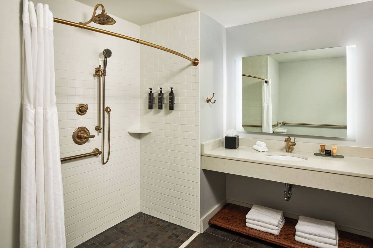 room, 1 king bed, roll-in shower | bathroom | combined shower/bathtub, free toiletries, hair dryer