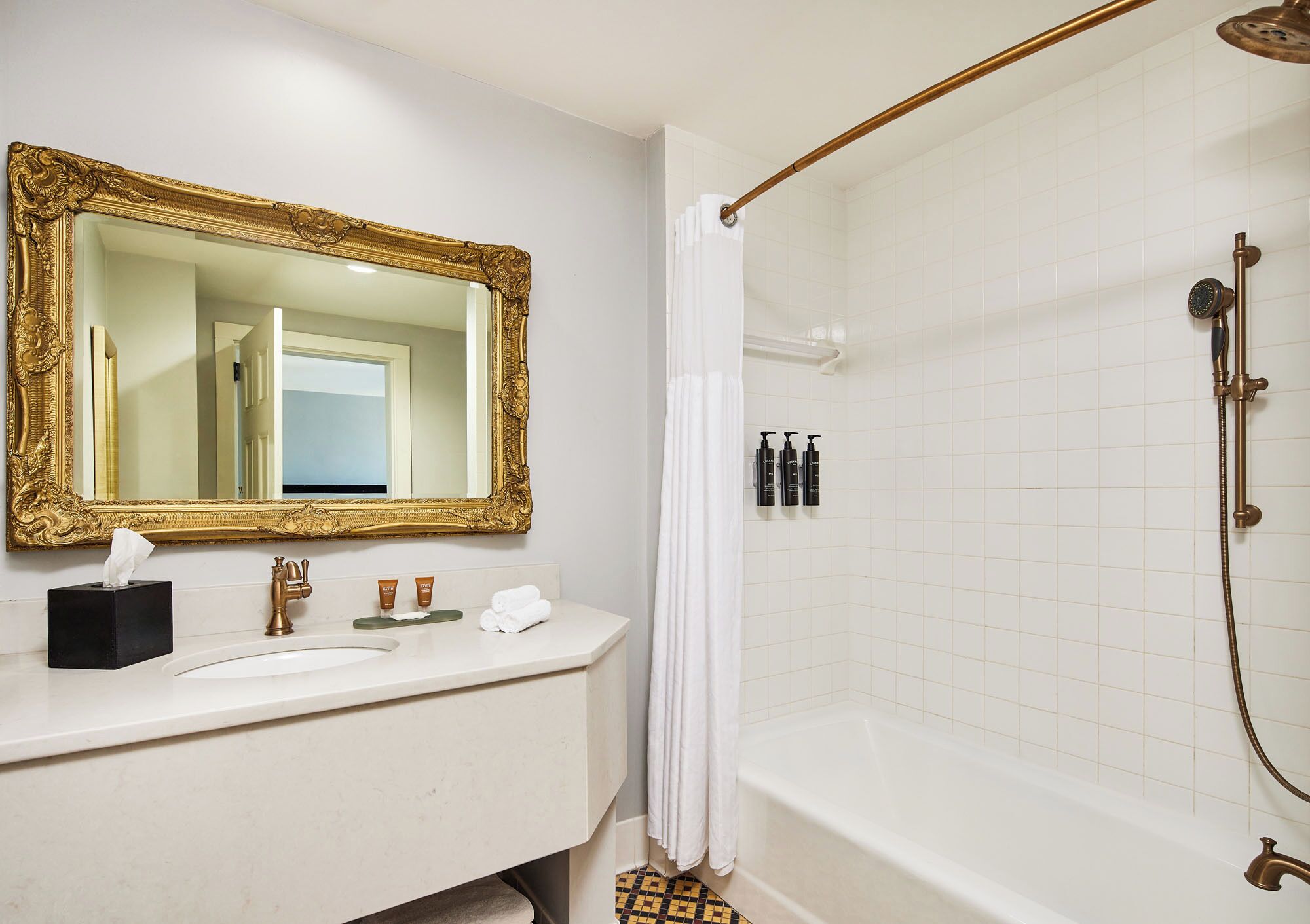combined shower/bathtub, free toiletries, hair dryer