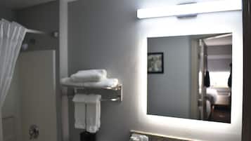 Une salle de bain équipée d’une douche, de toilettes, d’un lavabo et d’un porte-serviettes.