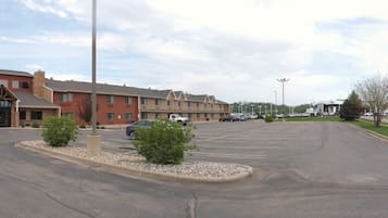 Vista frontal de la propiedad por la tarde o noche