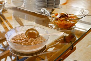 Bữa sáng buffet hàng ngày (17.50 CHF/mỗi người) 