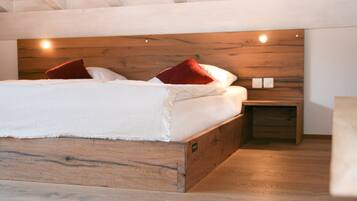 Quarto casal superior, 1 quarto, vista para a montanha | Roupas de cama antialérgicas, frigobar, escrivaninha