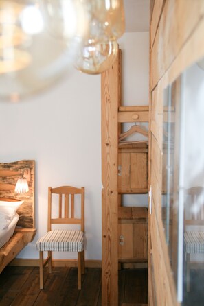 Signature Double Room, 1 Bedroom, Mountain View | Living area