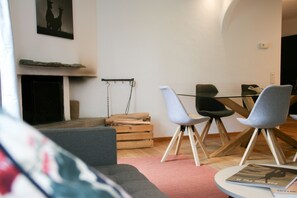 Apartment | Living area | Flat-screen TV - Hotel Solaria (Surses)