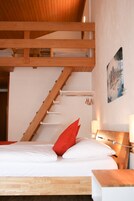 Quarto quádruplo básico, 2 quartos, vista para a montanha | Roupas de cama antialérgicas, frigobar, escrivaninha