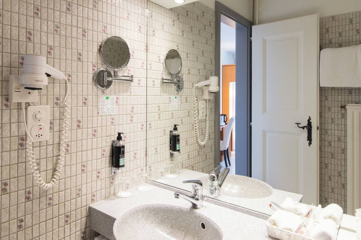 economy double room | bathroom | free toiletries, hair dryer, towels