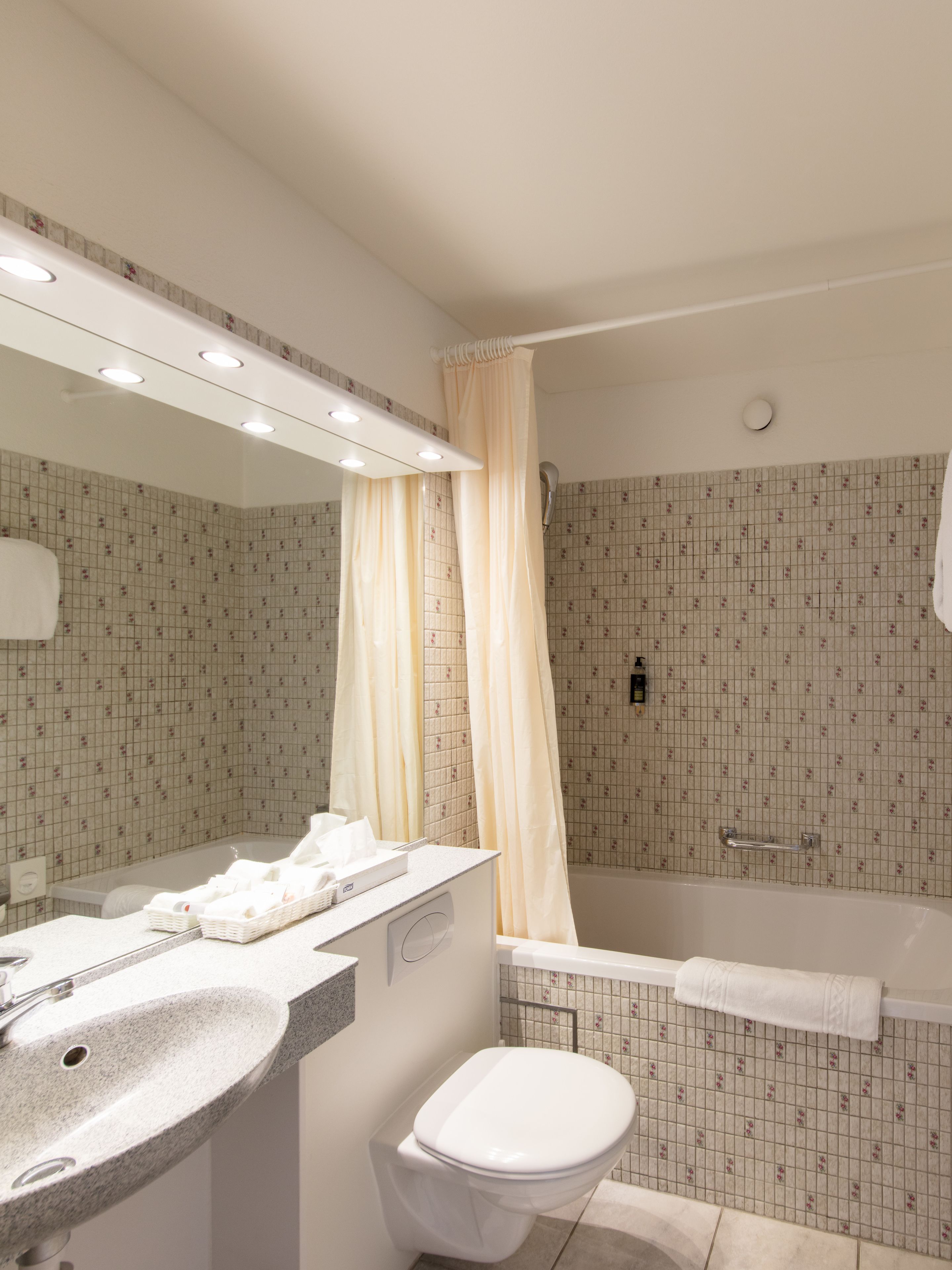 standard twin room | bathroom | free toiletries, hair dryer, towels