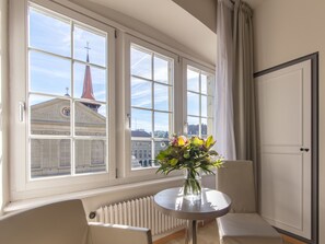 Chambre supérieure double | Literie de qualité, lit avec matelas à plateau-coussin, coffre-fort