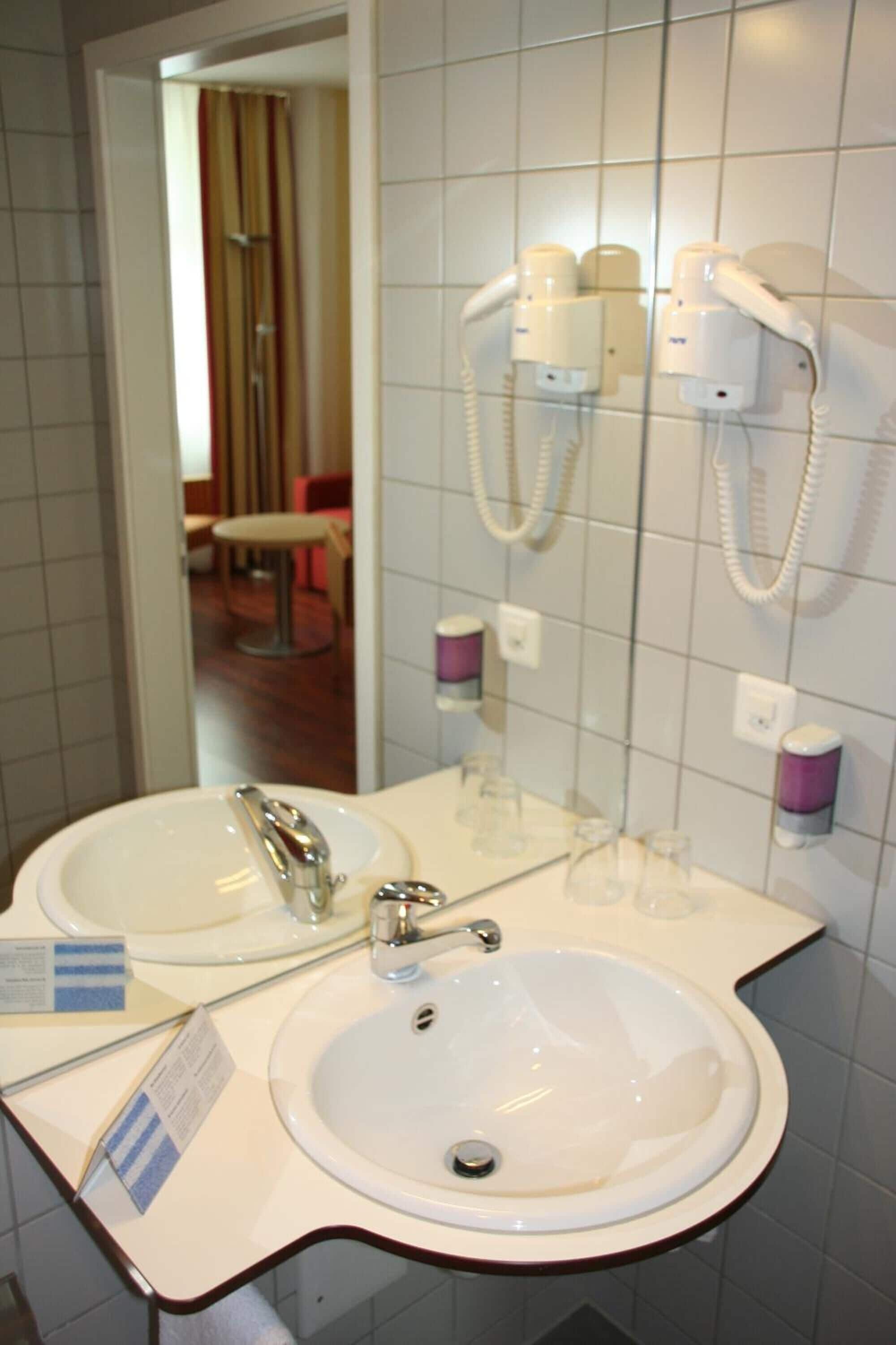 standard twin room | bathroom | combined shower/bathtub, hair dryer, towels, soap