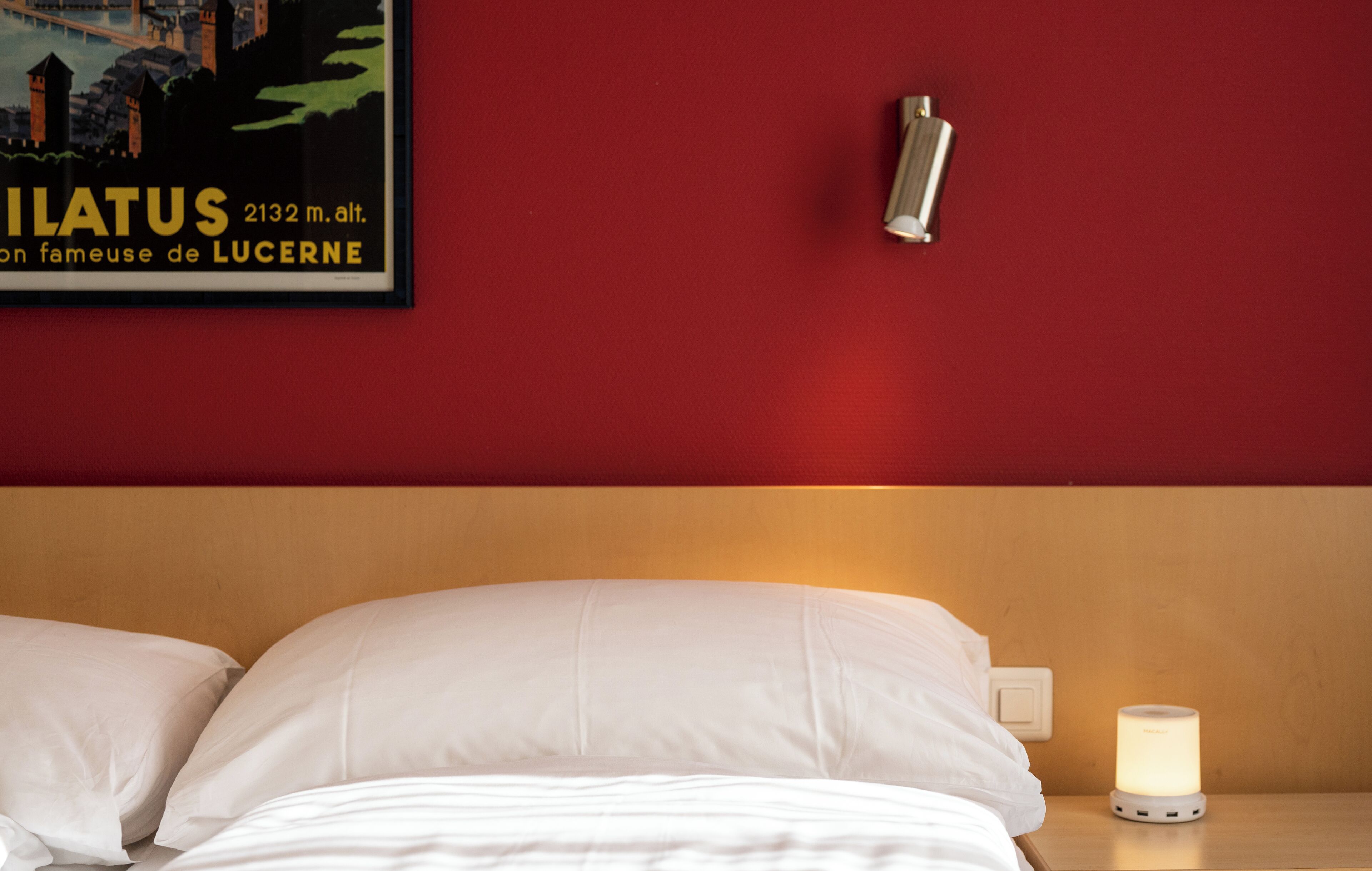 Habitación estándar con 1 cama matrimonial o 2 individuales | Área de sala de estar | Televisión de pantalla plana de 30 cm con canales vía satélite 