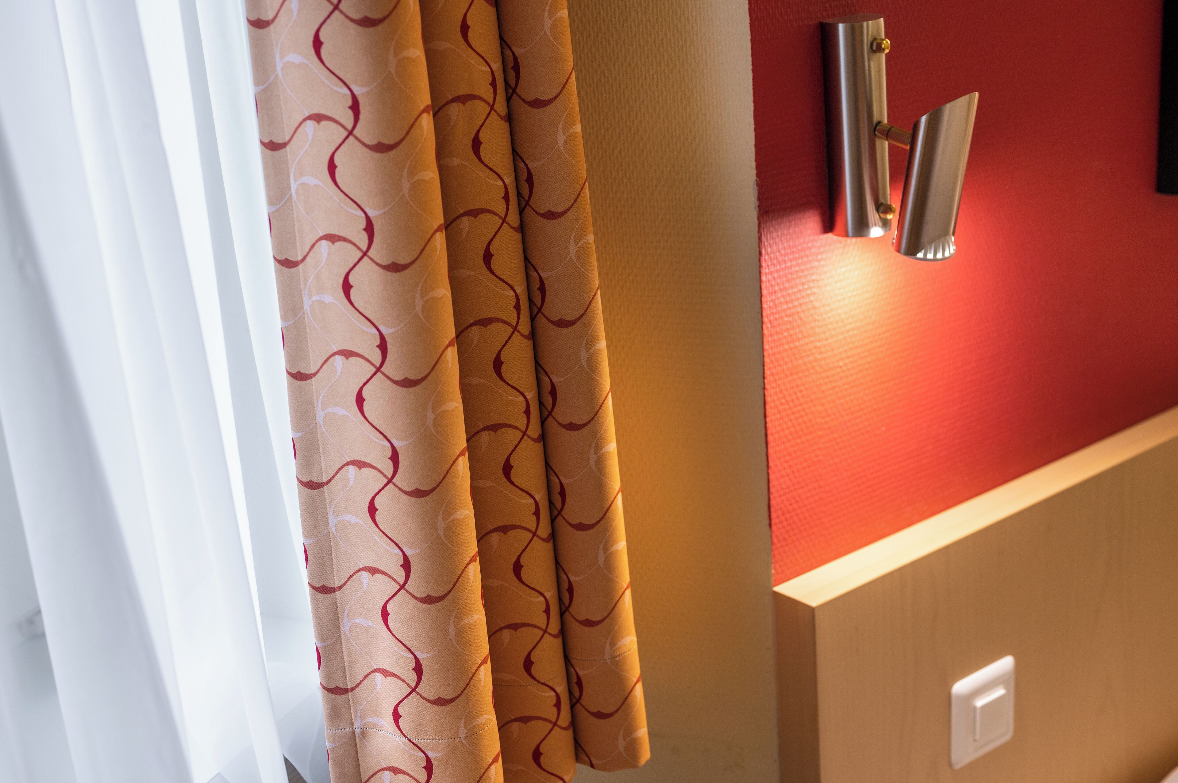 Habitación estándar con 2 camas individuales | Área de sala de estar | Televisión de pantalla plana de 30 cm con canales vía satélite 