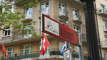 Un edificio con varios balcones y un cartel que dice "Monument".
