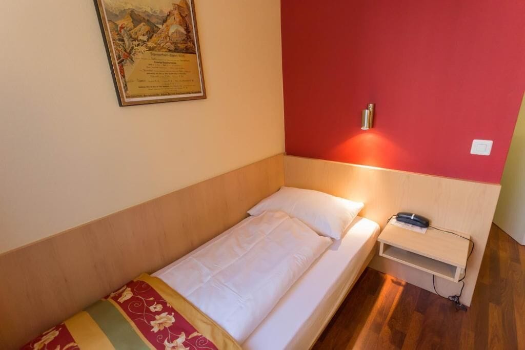 standard single room, 1 single bed | in-room safe, desk, blackout curtains, soundproofing