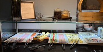 每日供应欧陆式早餐（每人 CHF 20）