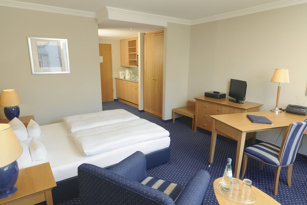 Hypoallergeen beddengoed, een minibar, een kluis op de kamer, een bureau