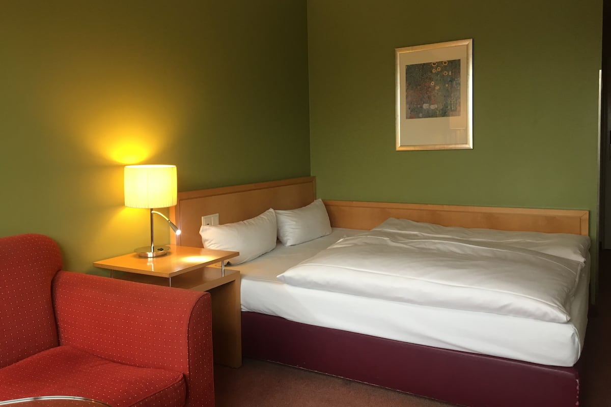 Literie hypoallergénique, minibar, coffres-forts dans les chambres